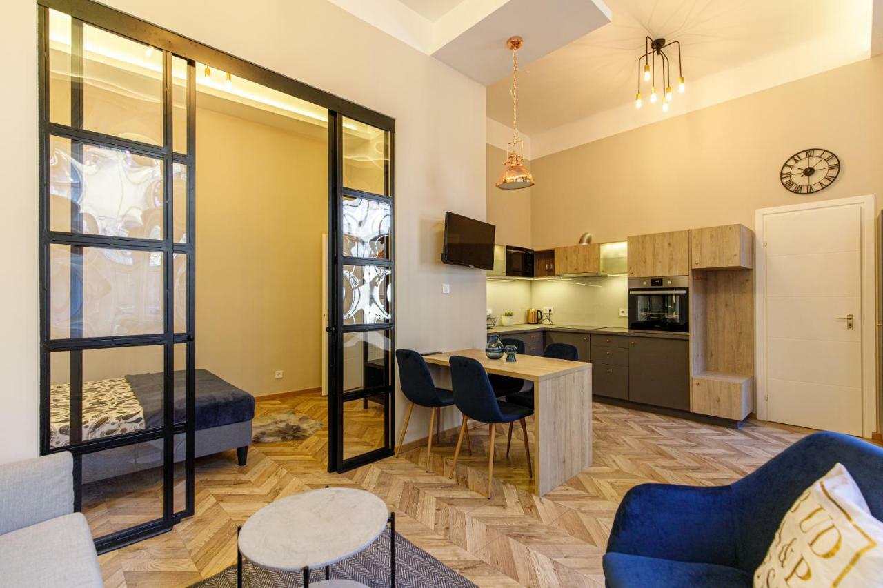E13 - Elegant Apartment — Photos 3